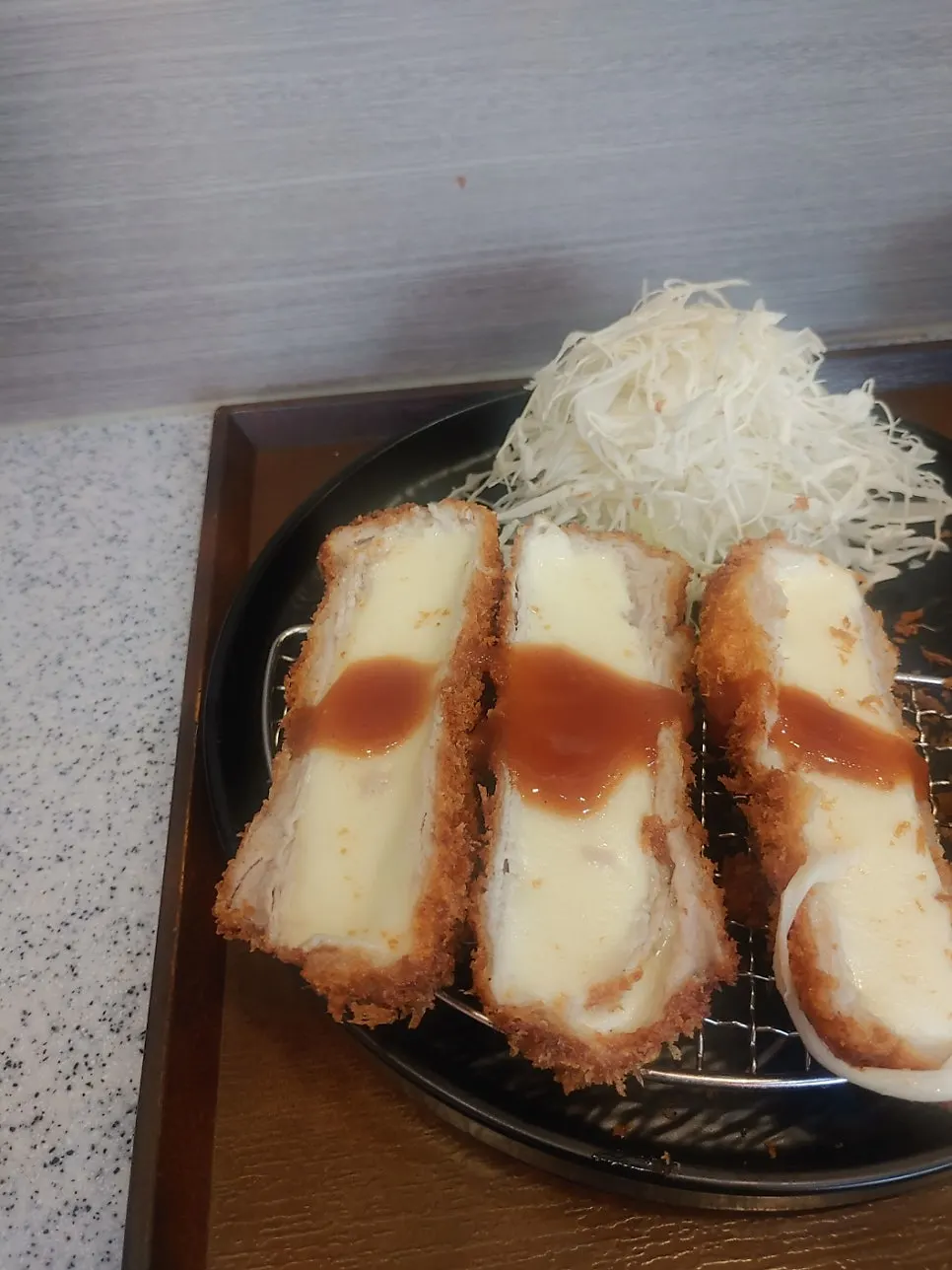 두 사람이 나눠 먹은 카츠 두 종류