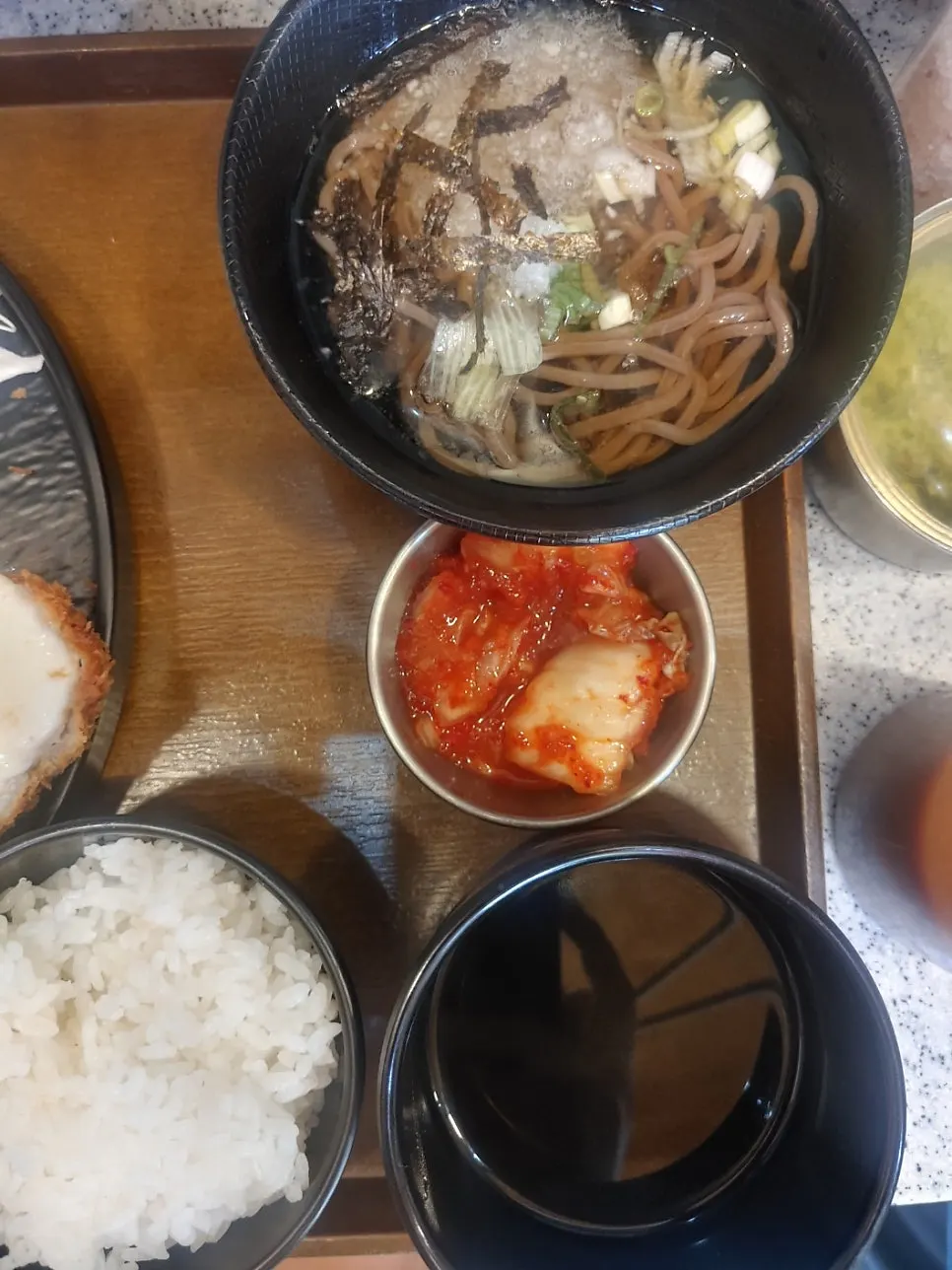 소스를 올린 돈까스 한 조각