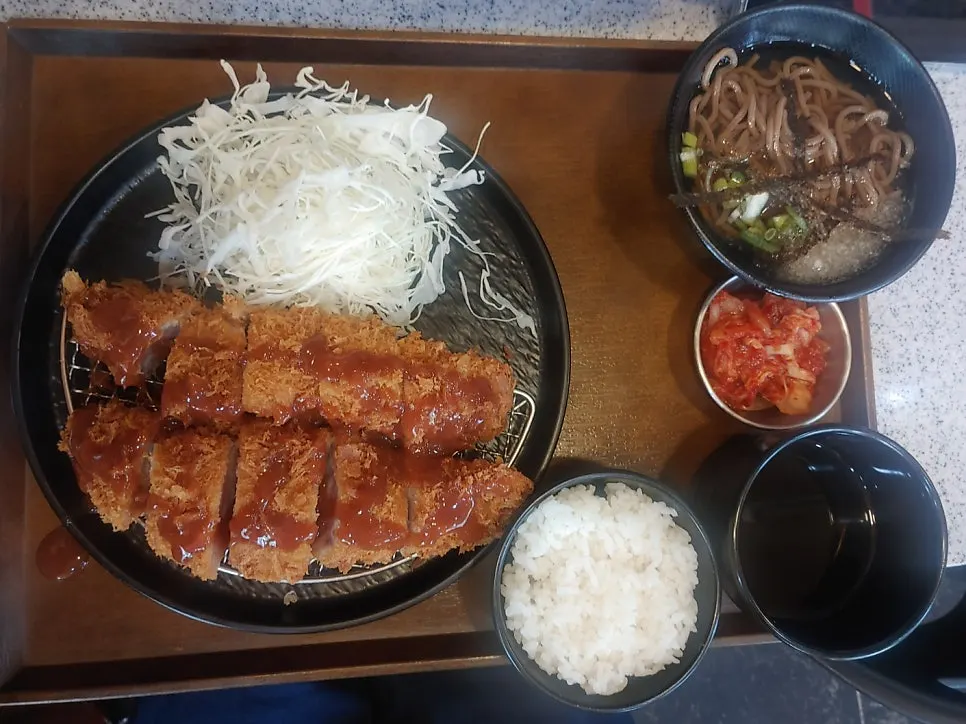 식사를 마친 카츠몬스터 면목점 테이블