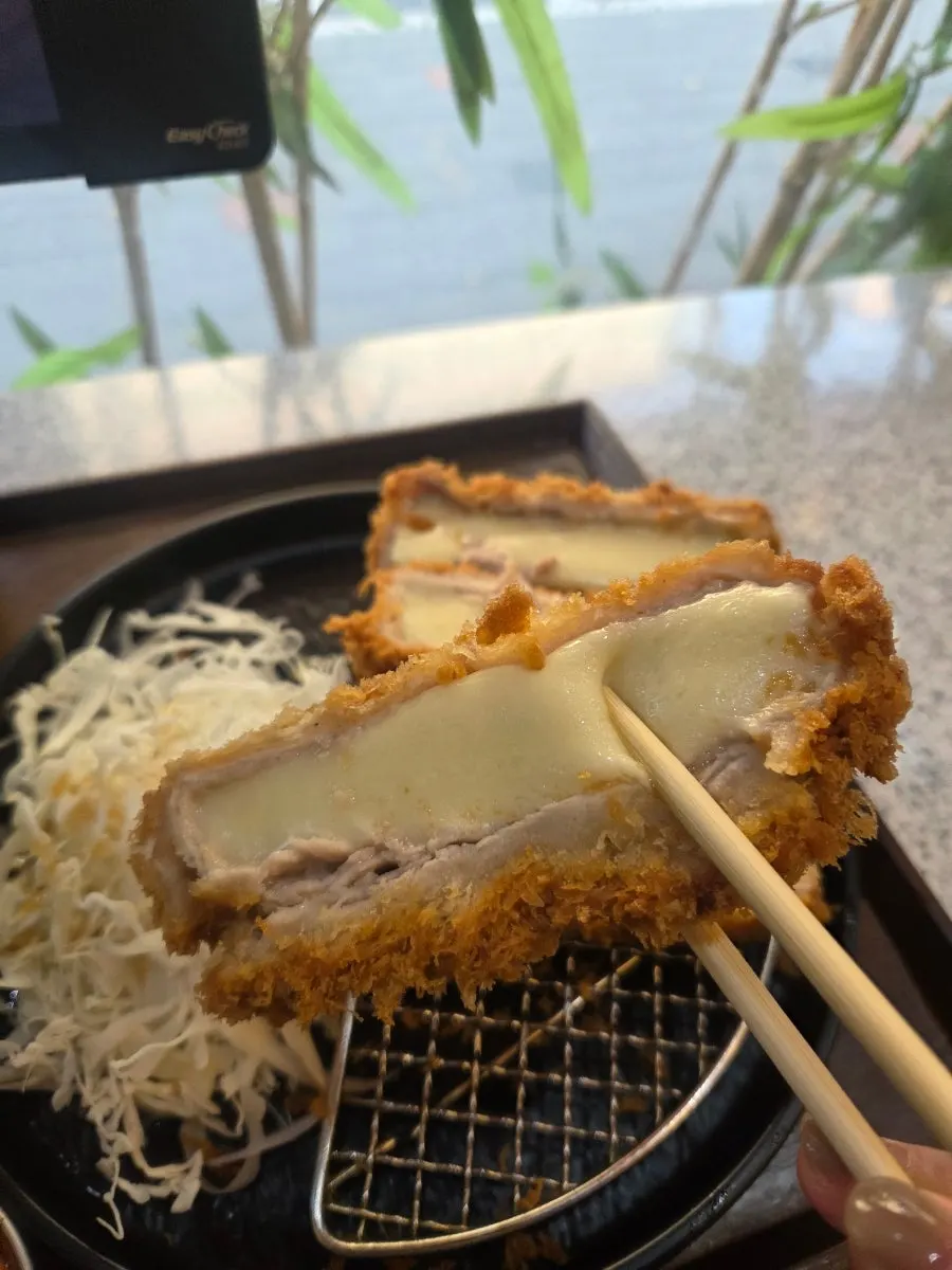 치즈돈까스와 냉모밀 세트 한상 차림