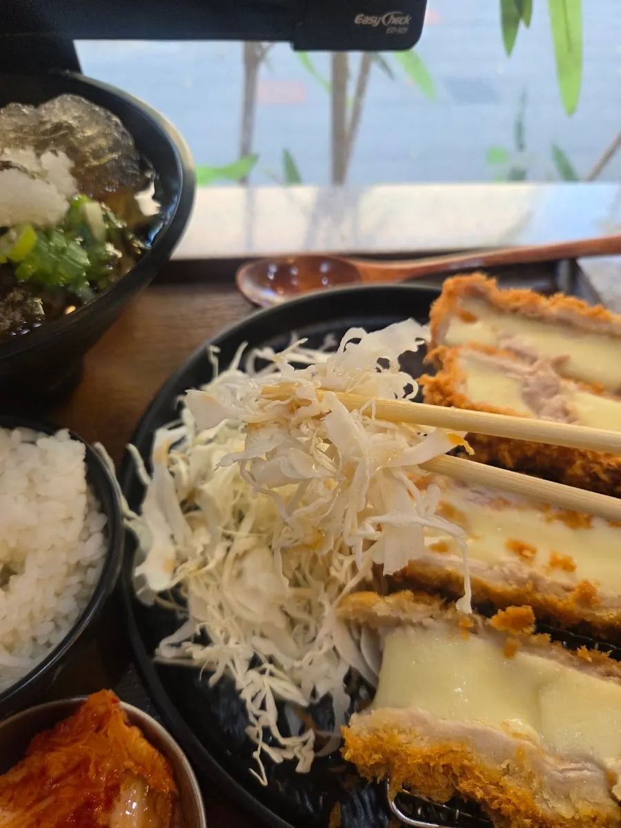 젓가락으로 집어 올린 치즈돈까스