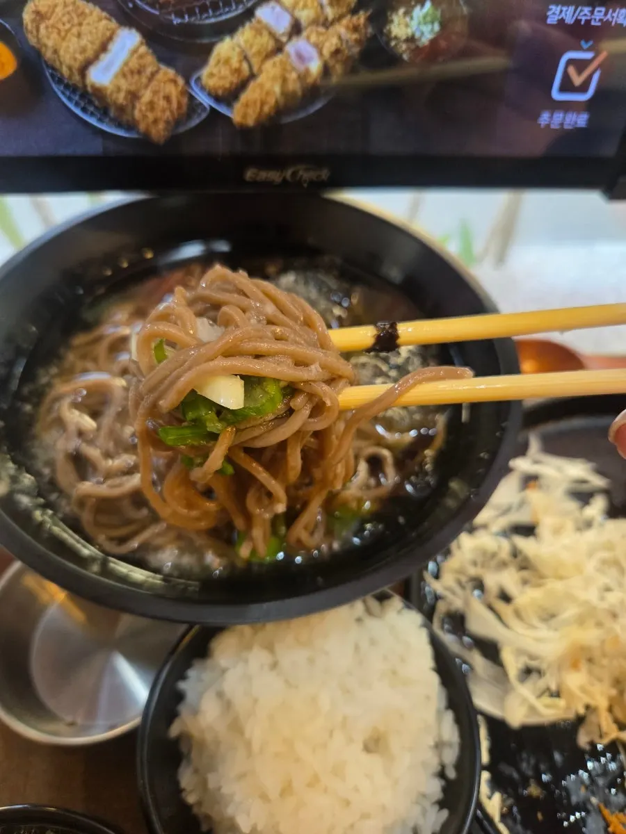 수제 육수에 담긴 냉모밀 국수