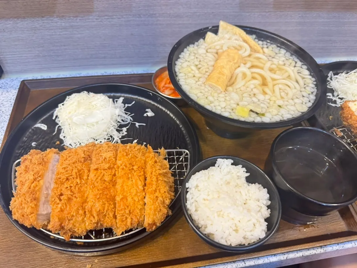 돈카츠 두 접시와 우동이 차려진 2인세트 상차림