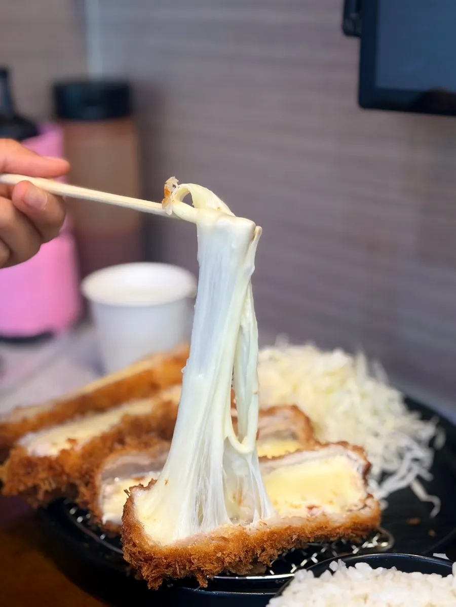 젓가락으로 들어 올려 치즈가 늘어나는 치즈카츠