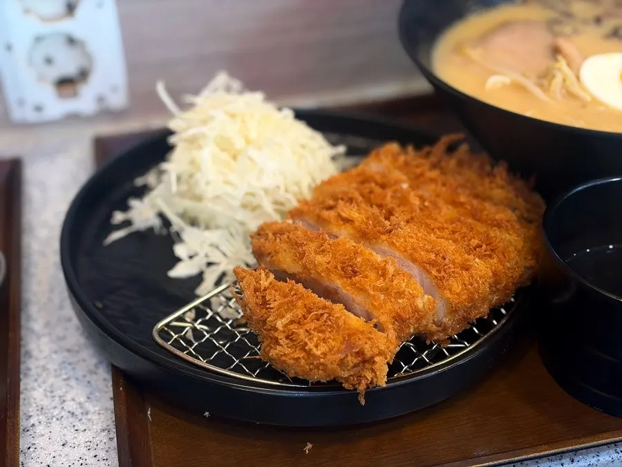 두툼한 고기가 보이는 가브리살카츠