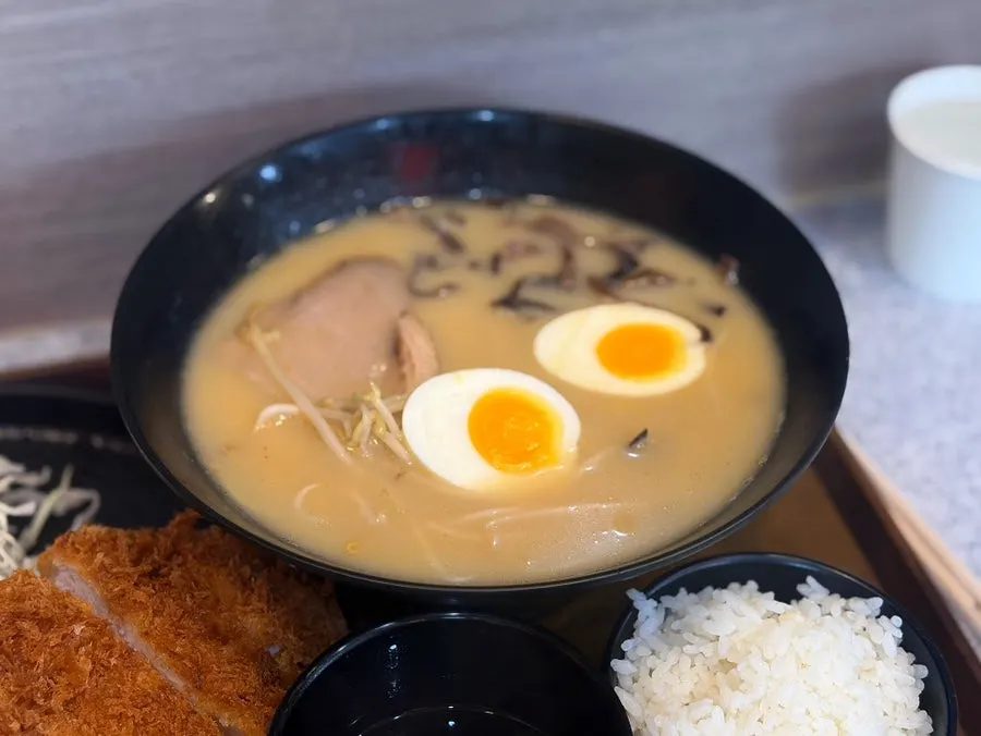 진한 국물의 돈코츠라멘 한 그릇