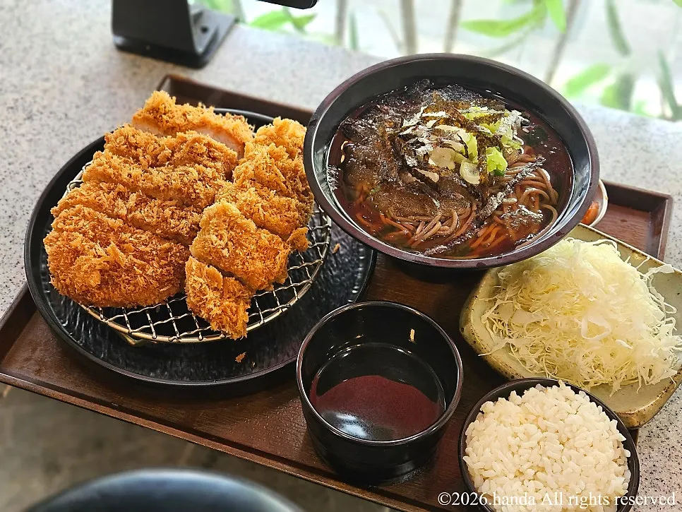 1인세트 모듬카츠와 큰면 한 상