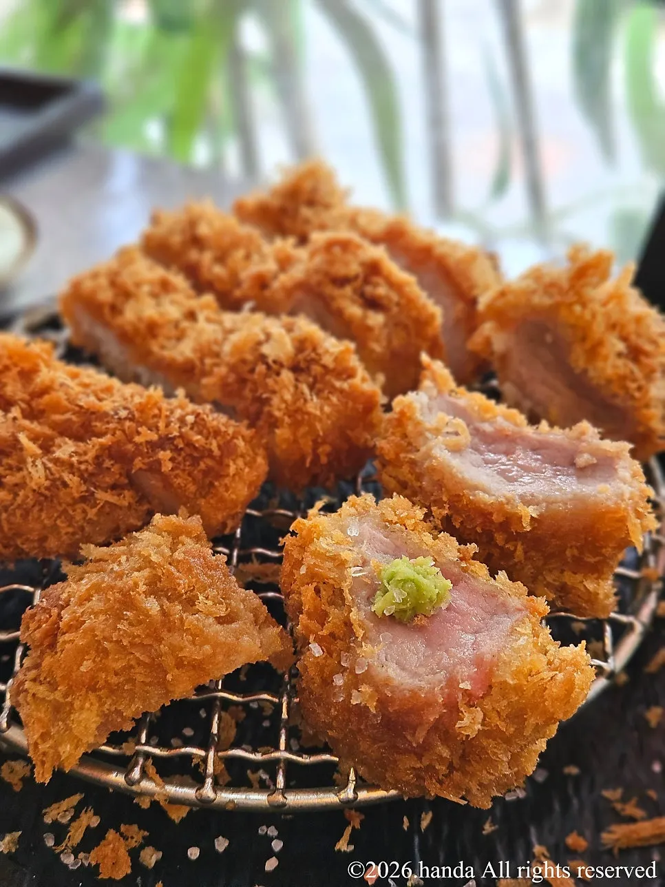 돈까스 한 조각을 집어 든 모습