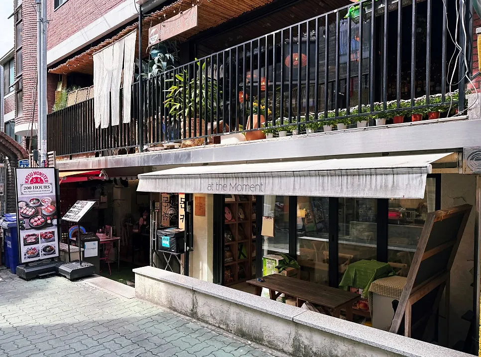 Walking Yeonnam-dong's alleys looking for a dinner spot