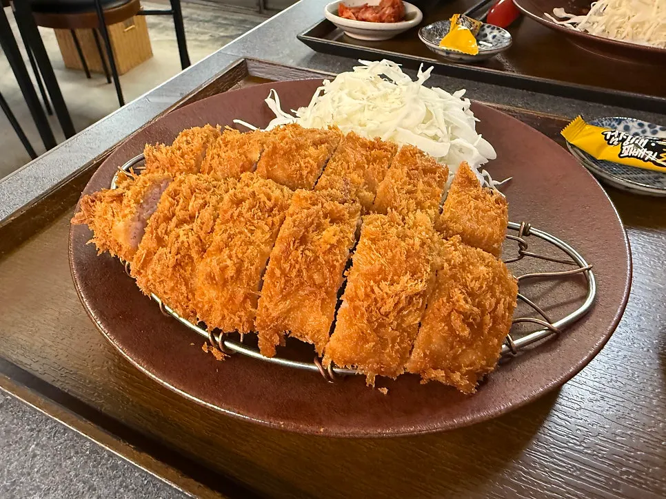 Rosukatsu and hirekatsu served together at the table