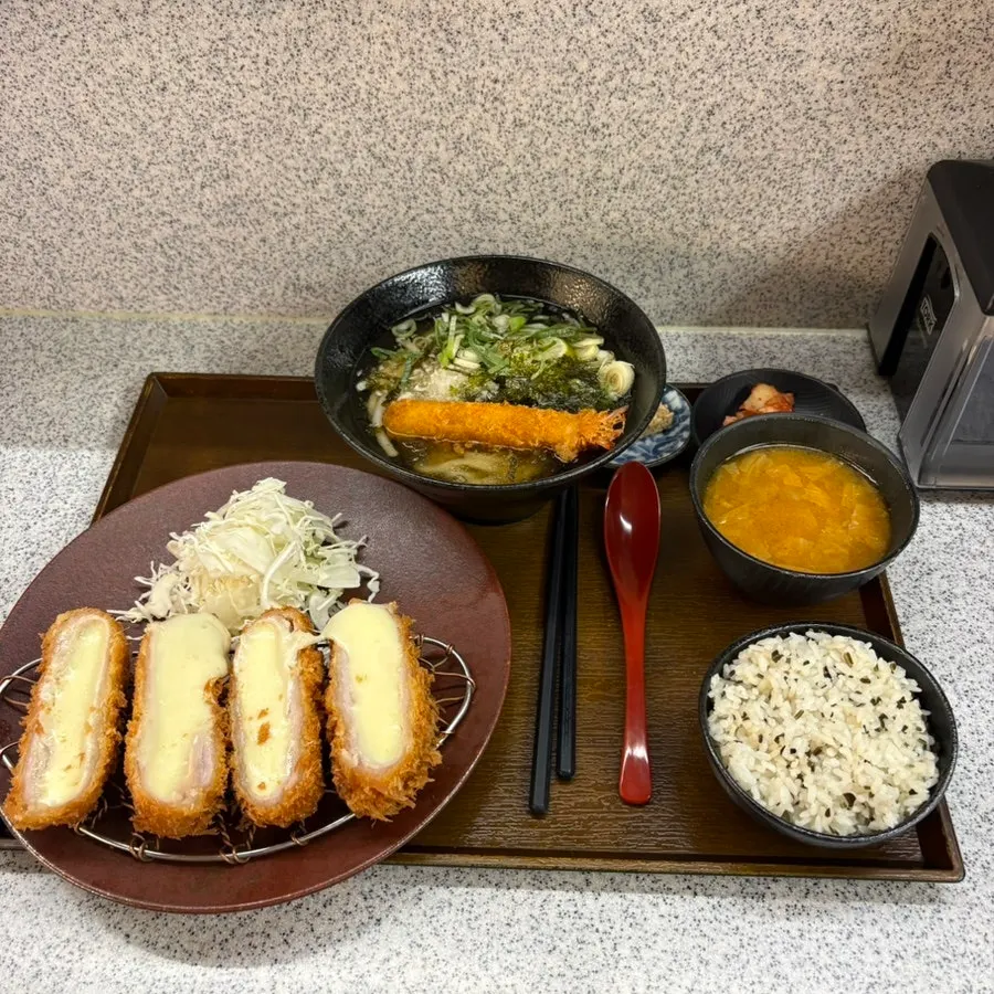 치즈카츠와 냉우동, 새우튀김이 놓인 주문 메뉴 상차림