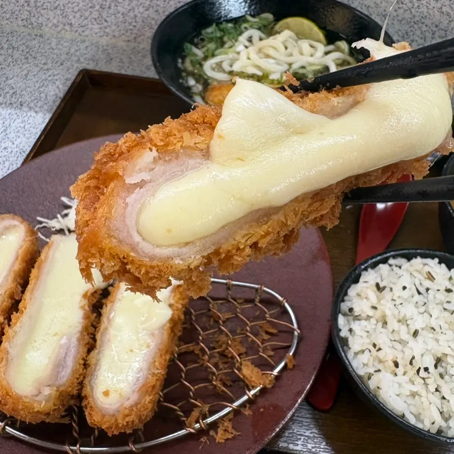 바삭한 튀김옷 속 치즈가 보이는 치즈카츠 단면