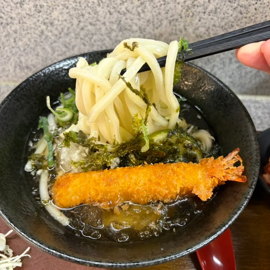 냉우동 면을 집어 든 모습