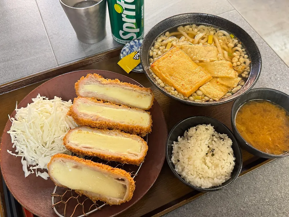 치즈돈가스와 매운어묵우동이 함께 차려진 1인 세트