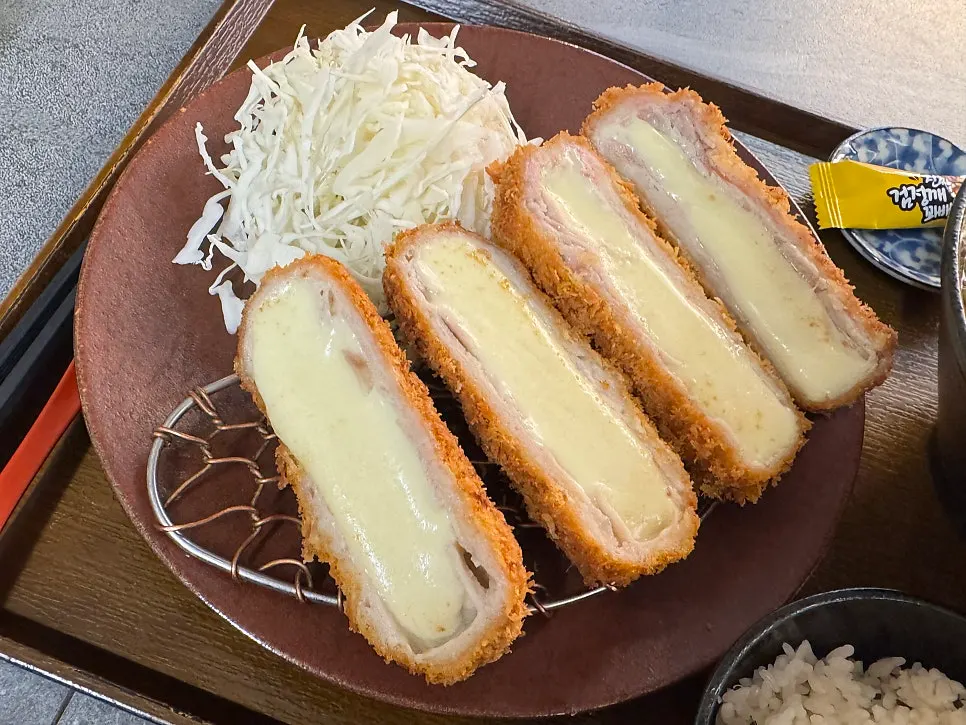 후추에 찍어 먹는 치즈돈가스 한 조각