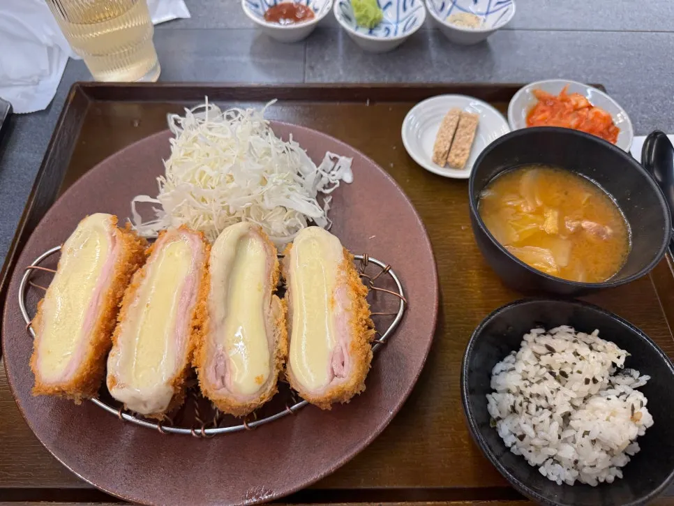 치즈카츠와 김치, 배추 장국, 밥 한상 차림