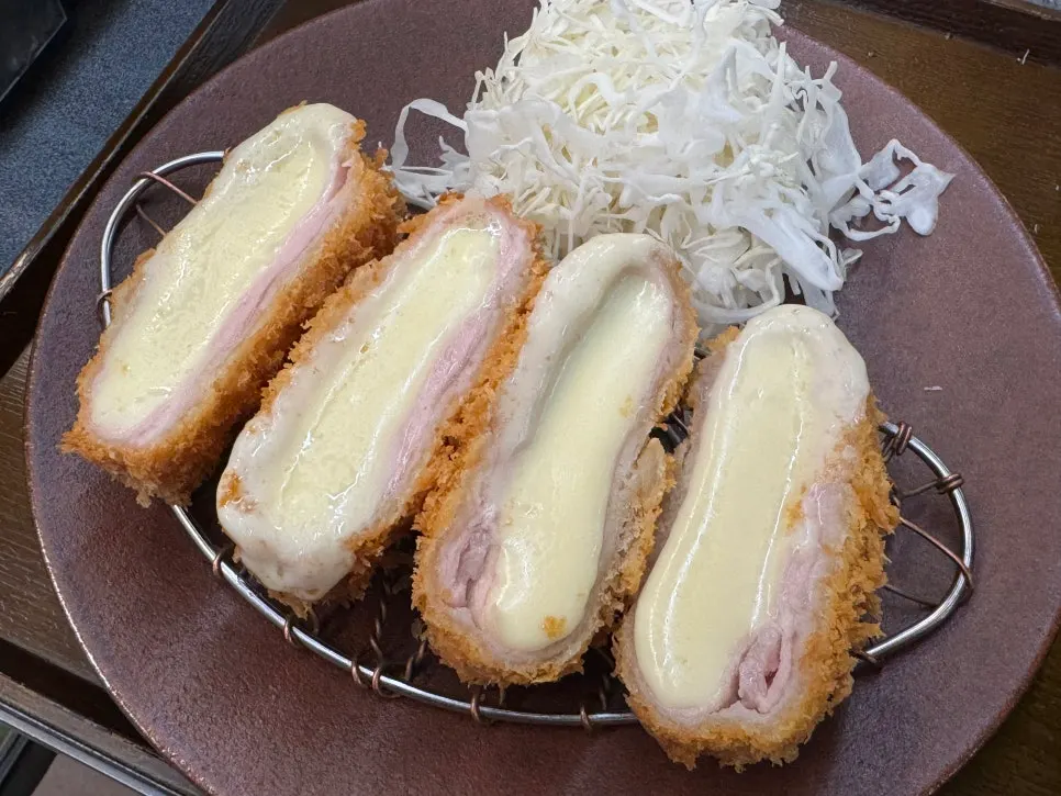 모짜렐라 치즈가 가득 들어찬 치즈카츠 단면