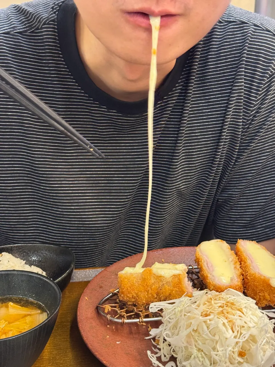 치즈카츠를 집어 든 순간