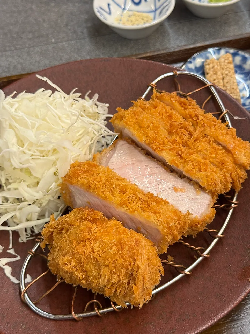 치즈카츠를 먹는 테이블 풍경