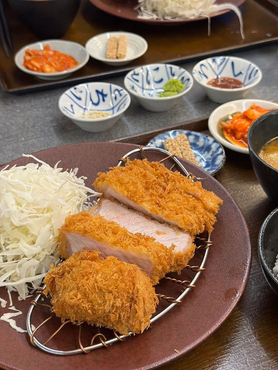 치즈카츠 한 조각을 들어 올린 모습