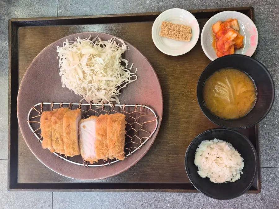 물컵과 앞접시, 수저가 놓인 테이블 세팅