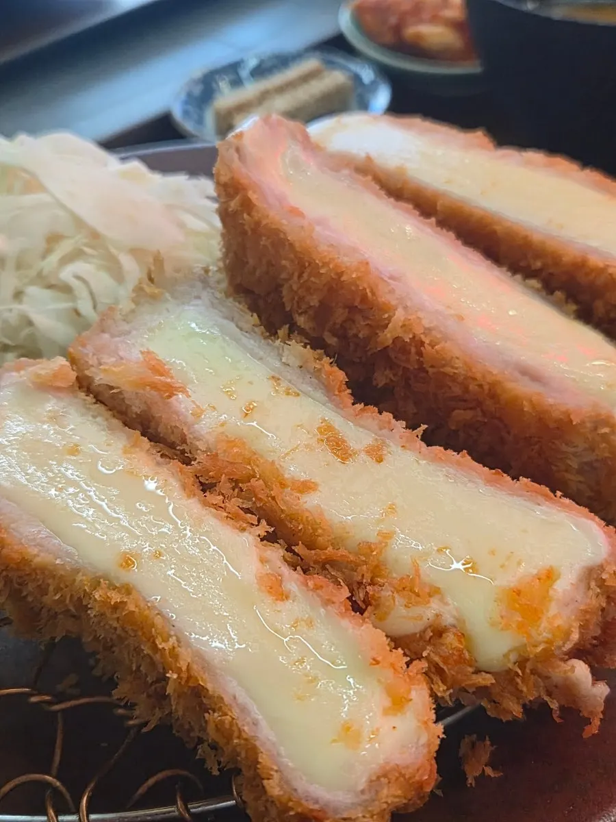 모짜렐라 치즈카츠 접시