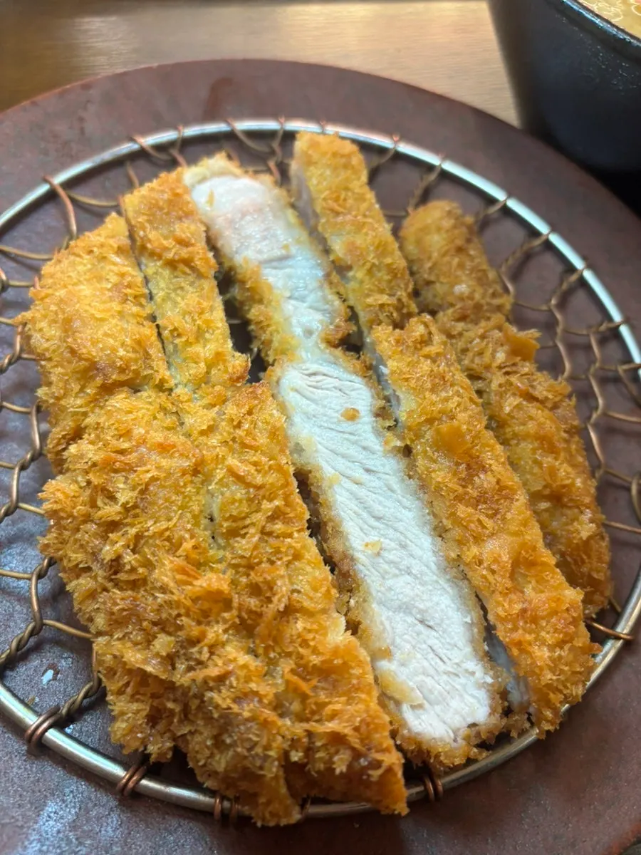 Katsuobushi fish cake udon served with the set