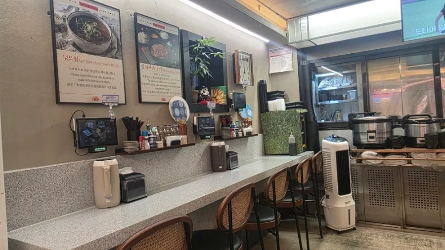 Bagian depan toko Katsu Monster di gang kuliner