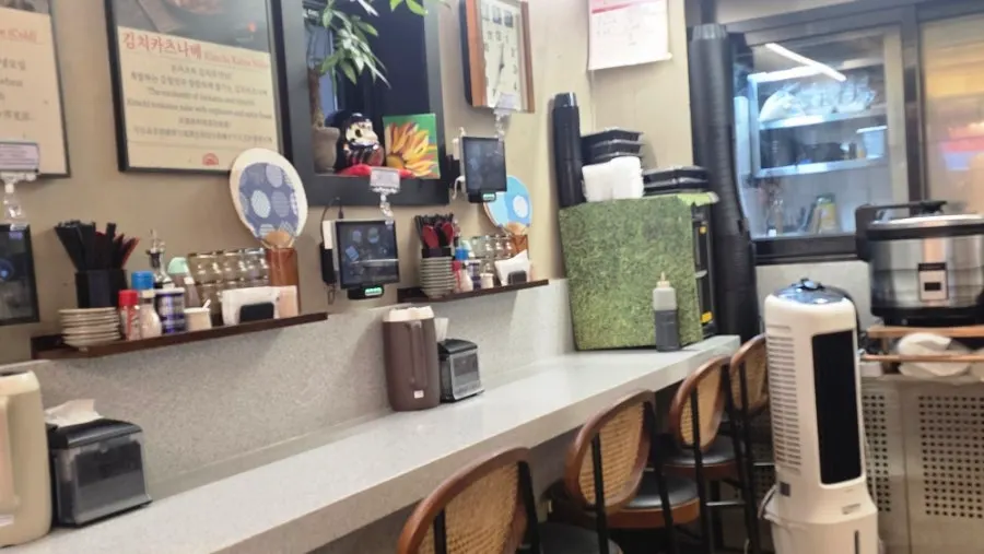 Papan nama dan pintu masuk Katsu Monster Yeonnam Main Branch