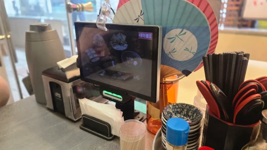 Ruang meja untuk empat orang di Katsu Monster