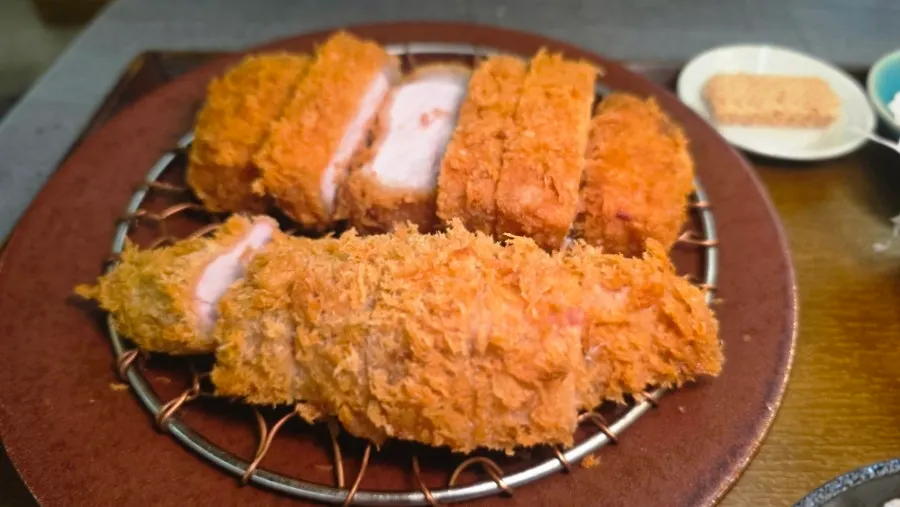 Sajian katsu campur dan katsu-o udon yang dipesan