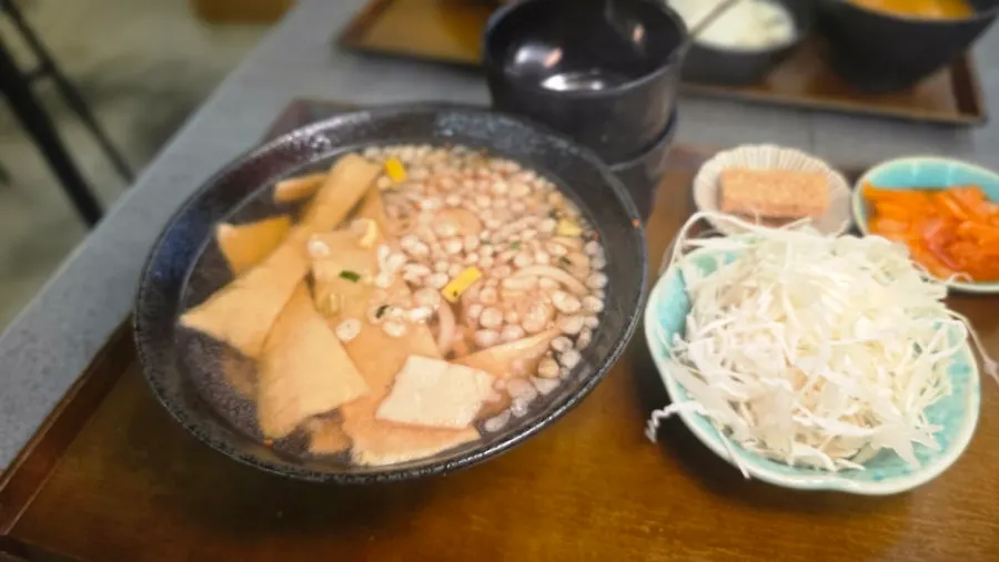 Meja dengan donkatsu dan udon yang tersaji bersamaan