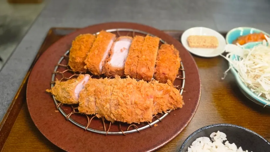 Set katsu campur dengan nasi, sup miso, dan salad