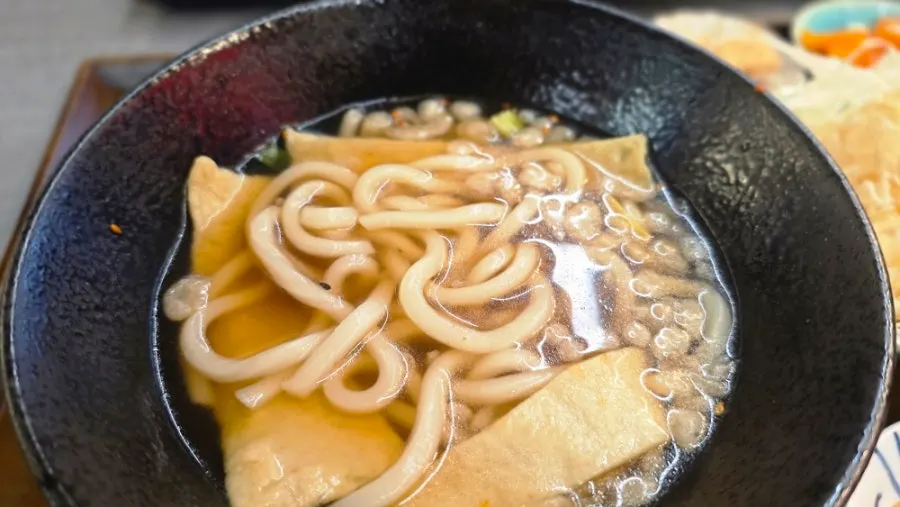 Udon kecap asin katsu-o dengan odeng melimpah