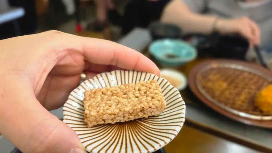 Piring kerupuk beras yang manis dan gurih
