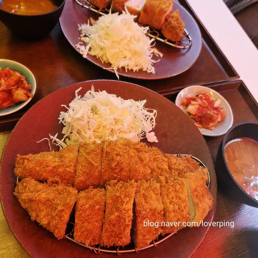 푸짐한 양의 카츠몬스터 로스카츠