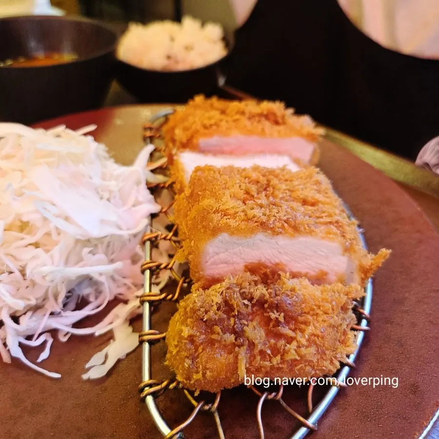 두툼하게 썰린 로스카츠 단면