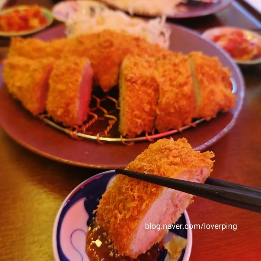 테이블에 놓인 돈가스 소스와 소금, 후추