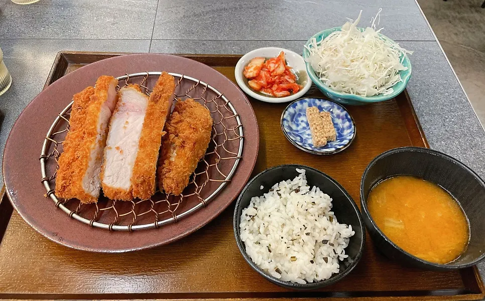 Full table setting of sangloscatsu with attached gabisal