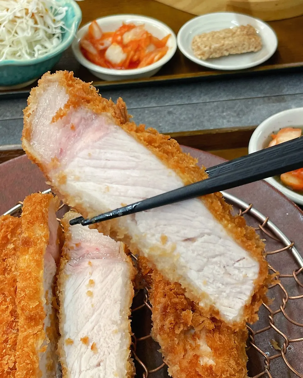 A piece of sangloscatsu picked up with chopsticks