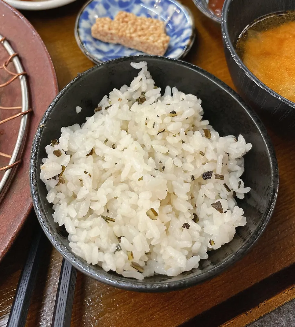 Kelp and hijiki rice served alongside sangloscatsu