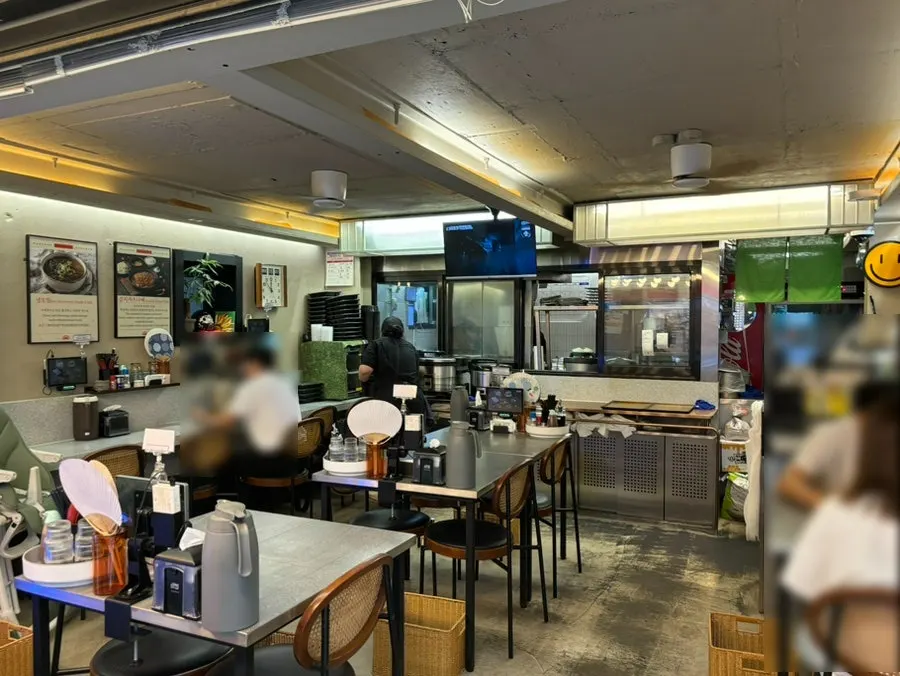 연남동 좁은 골목 안 카츠몬스터 연남본점 외관