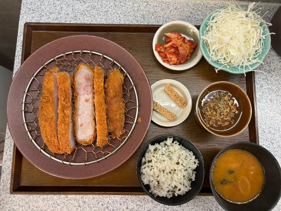 상로스카츠와 매운카레가 함께 차려진 상차림