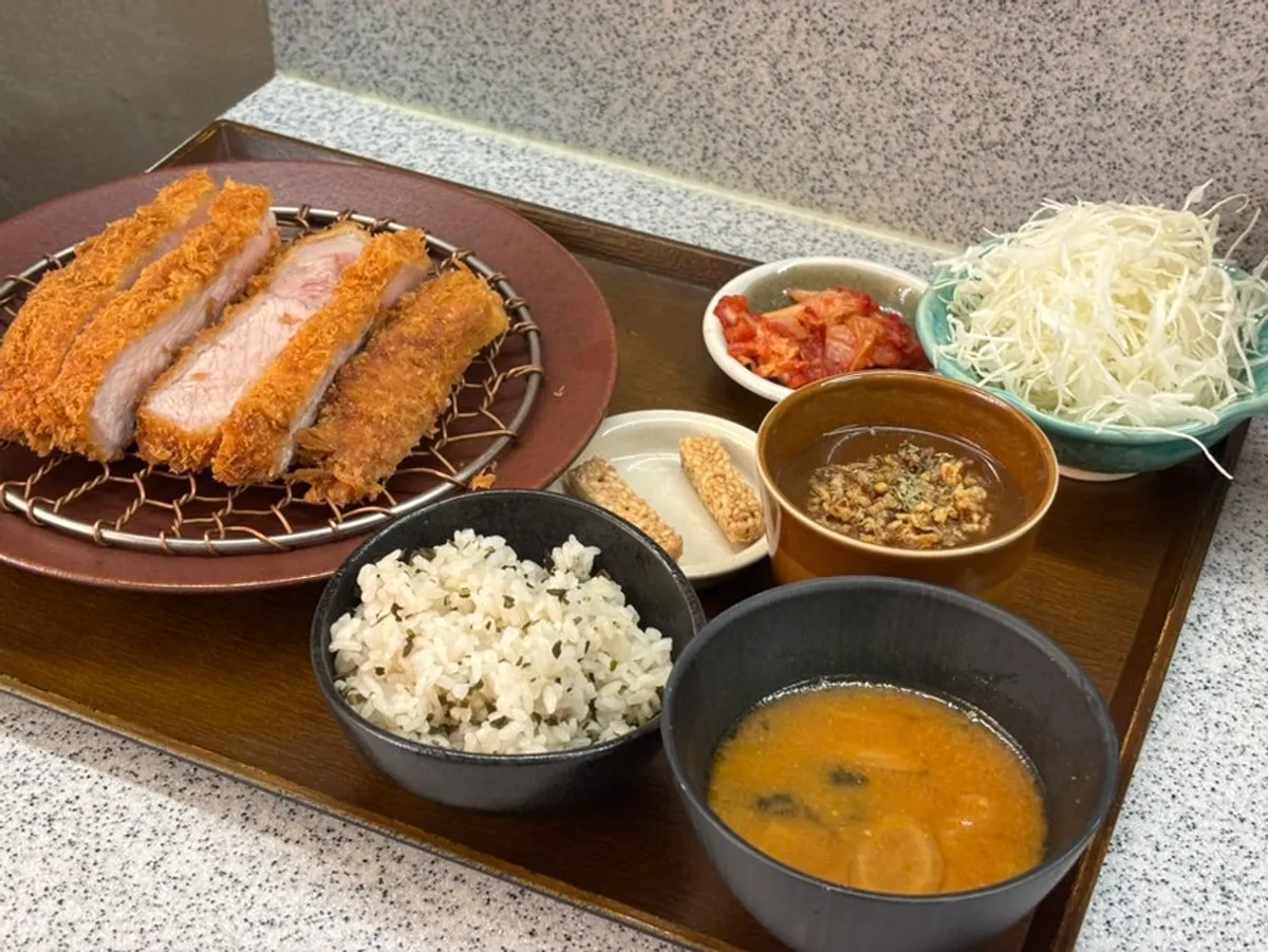 샐러드, 밥, 김치, 장국까지 나온 돈카츠 한 상