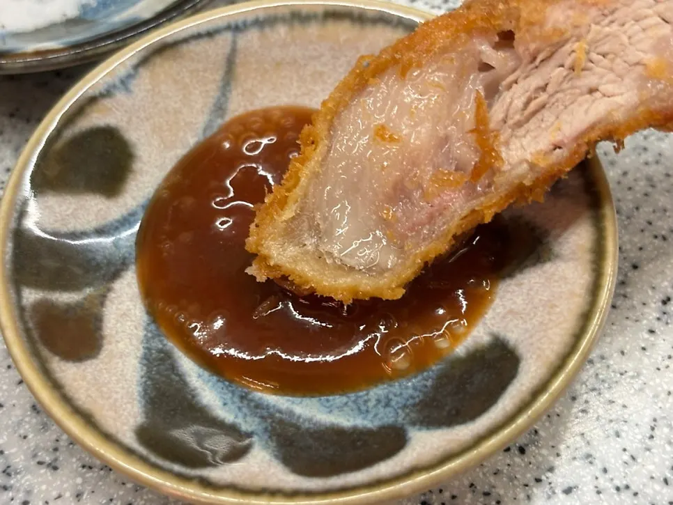 부드러운 살코기가 보이는 상로스카츠 클로즈업