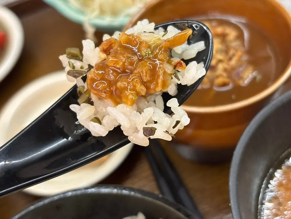 카레를 밥과 함께 떠 먹는 모습