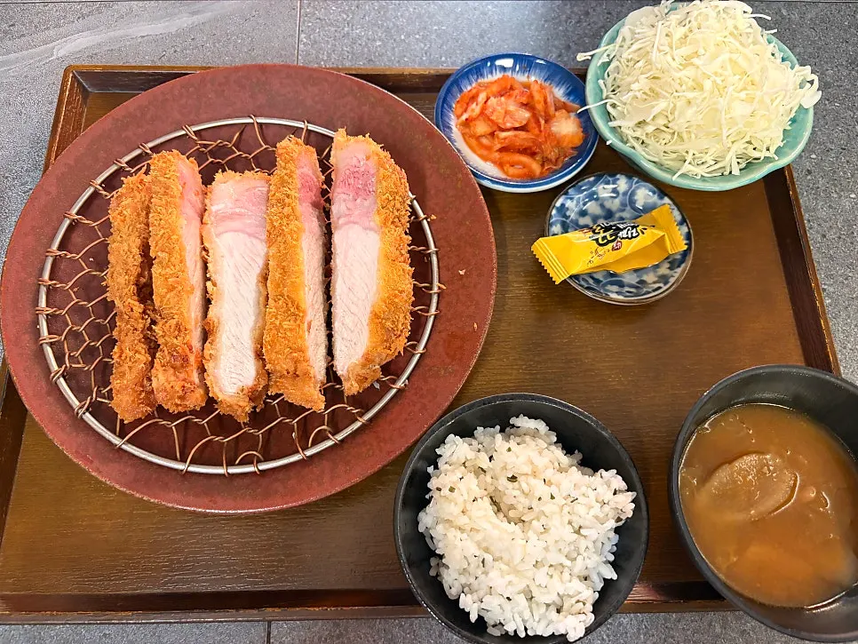 밥과 국, 샐러드, 김치, 꽈배기가 함께 나온 상로스카츠 한 상