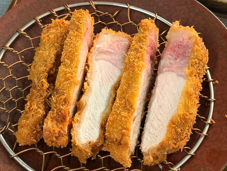 두툼하게 썰린 상로스카츠 접시