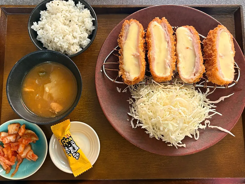 밥과 국, 샐러드가 함께 나온 치즈카츠 한 상