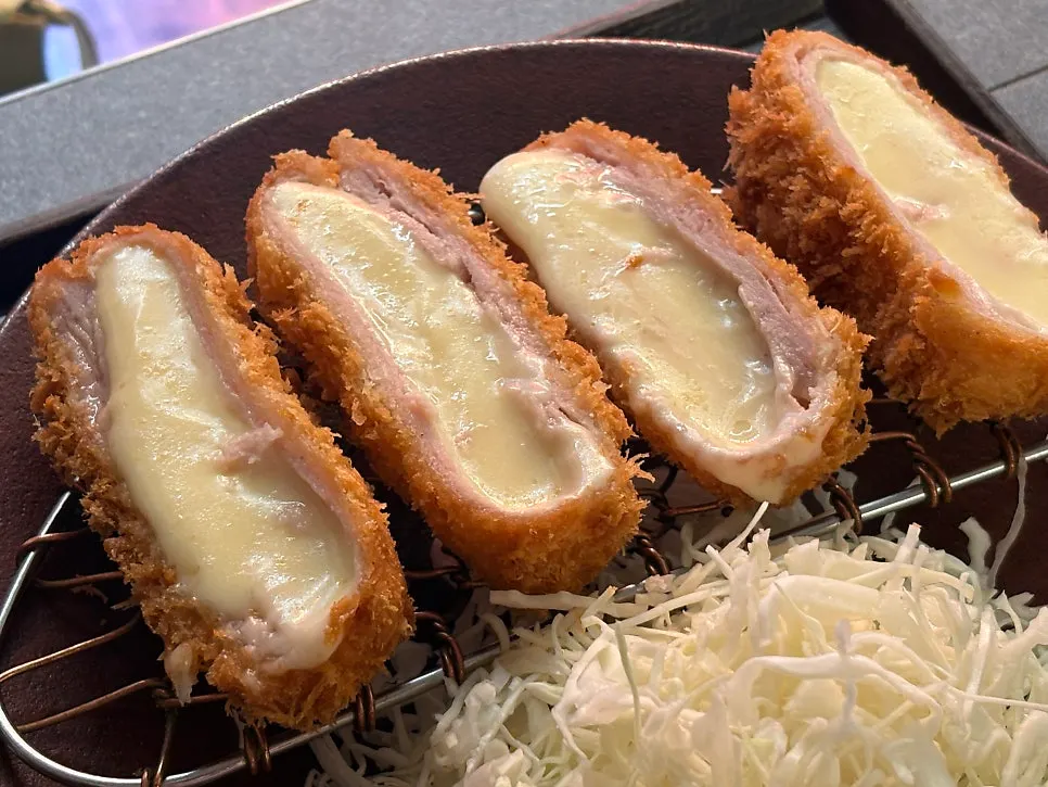 두툼한 고기의 치즈카츠 접시